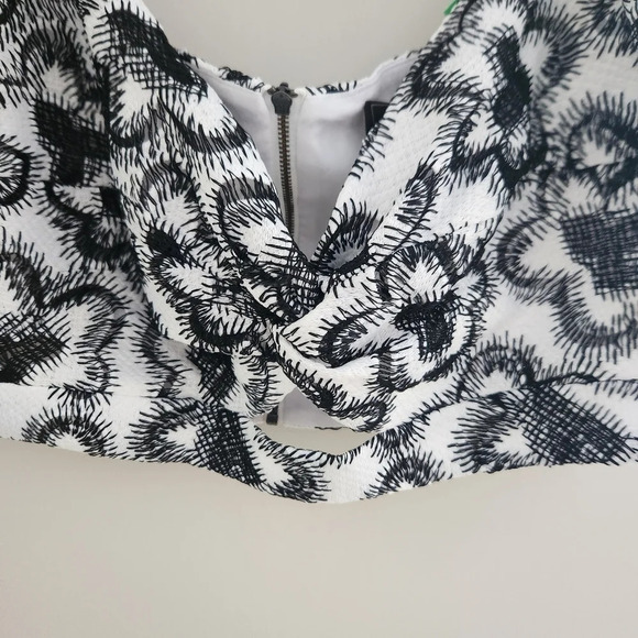 NWOT BCBGMaxAzria | Floral Embroidered Crop Top - Size L - Picture 5 of 11